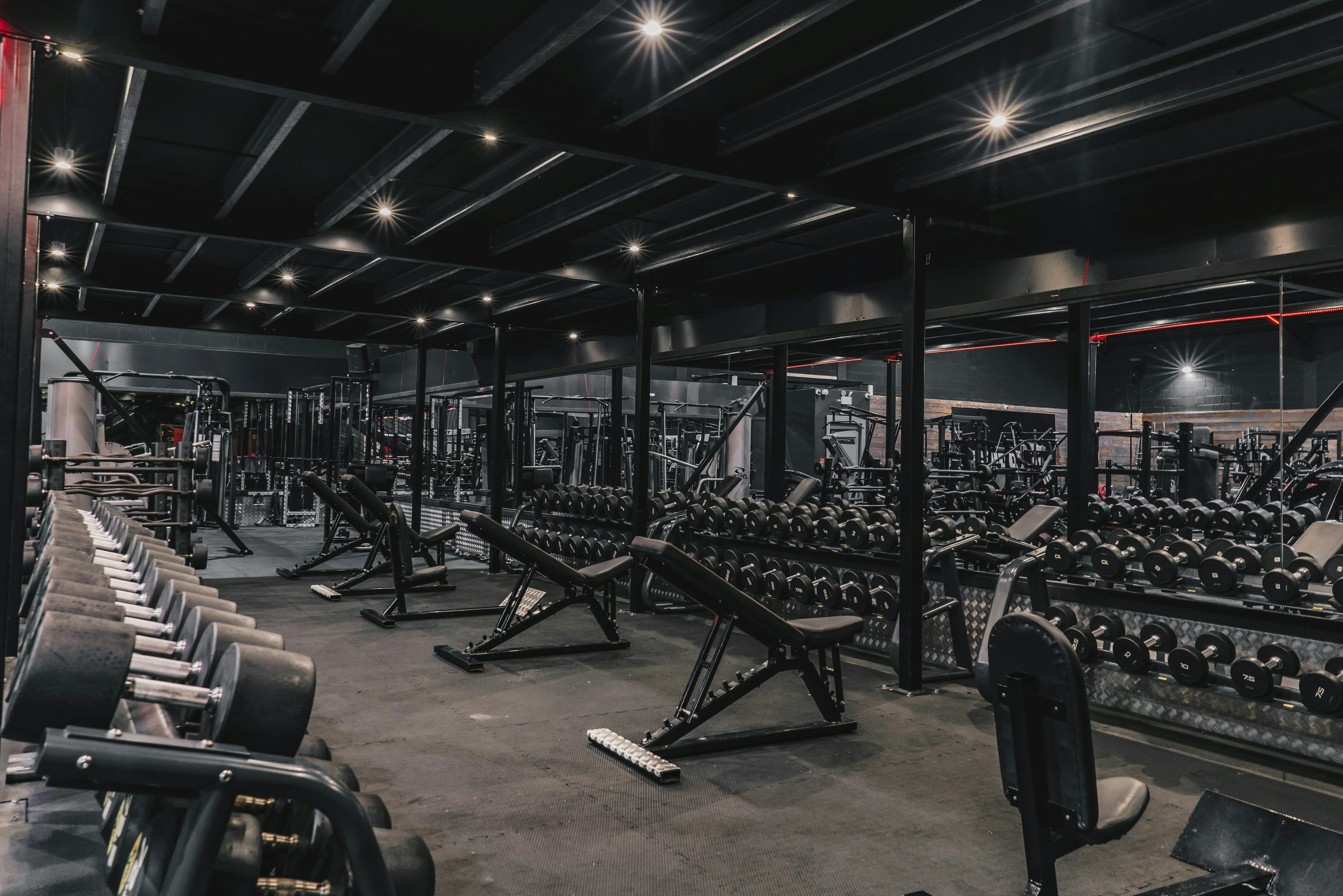 Foto ampla do salão de musculação da PowerFit Academia